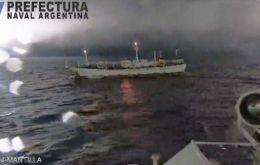 The dramatic video of “Hua Xiang 801” ignoring arrest orders and trying to ram the Argentine Coast Guard GC-24 “Mantilla”  
