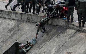 Even Bolivarian National Guard (GNB) officials collected water from the streams alongside the Guaire River