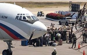 About 100 troops and 35 tons of equipment offloaded from the planes, journalist Javier Mayorca wrote on Twitter