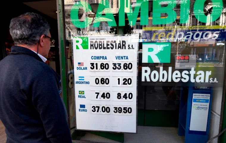 The dollar almost reached $ 35 in the private slates of Montevideo, waiting for what will happen in the markets of the region.