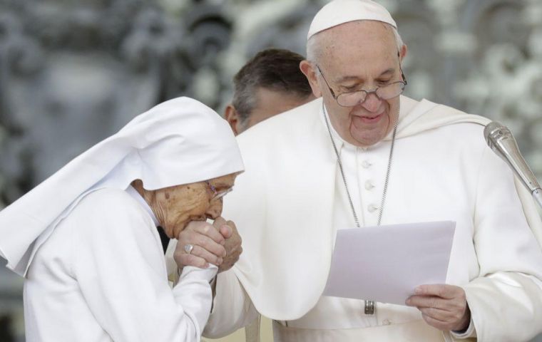 A video showing Pope Francis pulling away his hand from people attempting to kiss him went viral.