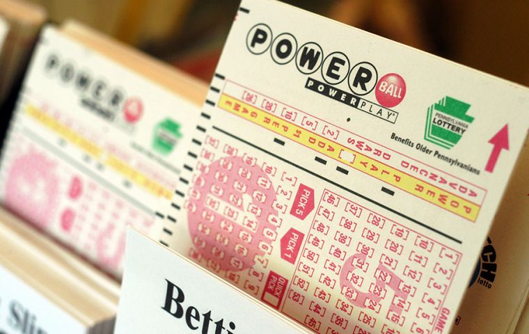 Due to strong ticket sales, the jackpot climbed to an estimated US$ 768.4 million at the time of the drawing with a cash option of US$ 477 million.
