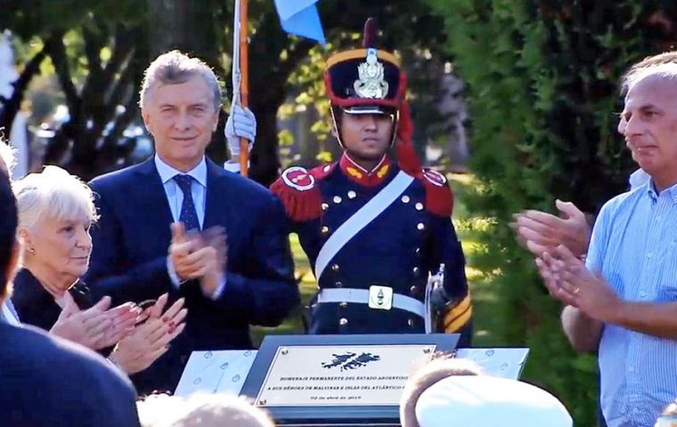 At 09:00 President Macri will unveil at the Olivos residence a plaque to honor the 649 Argentines combatants who lost their lives in the conflict