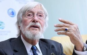 French marine scientist Jean-Michel Cousteau and other experts are meeting government officials in Moscow. They plan to visit the so-called “whale jail” 