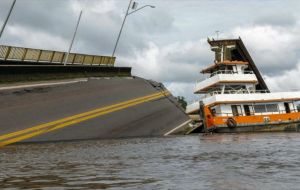 Authorities are  investigating the incident, which was caused by a boat that collided against the structure of the bridge, causing a large section of it to fall in the water