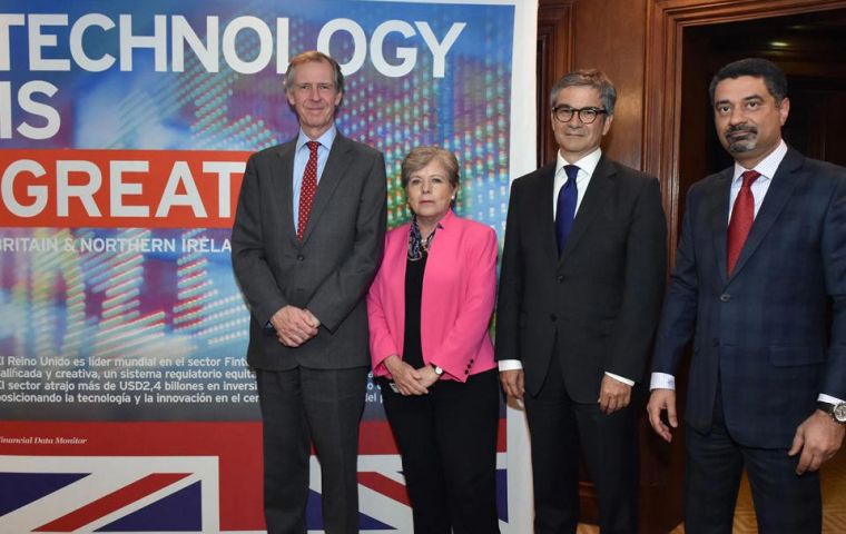 UK Ambassador Jamie Bowden with speakers of the Seminar organized to mark the collaboration network launched in Chile 