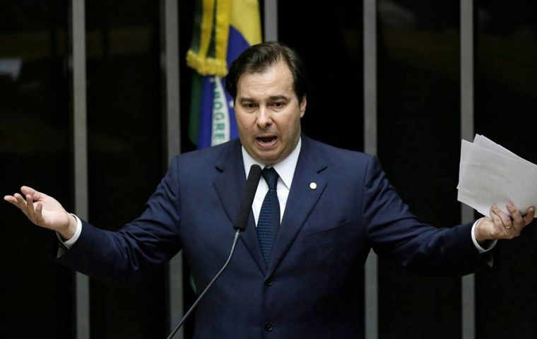 Rodrigo Maia, Brazil’s lower house speaker, and his father are accused of receiving bribes totaling at least 1.4 million reais (US$ 361,869), a document showed