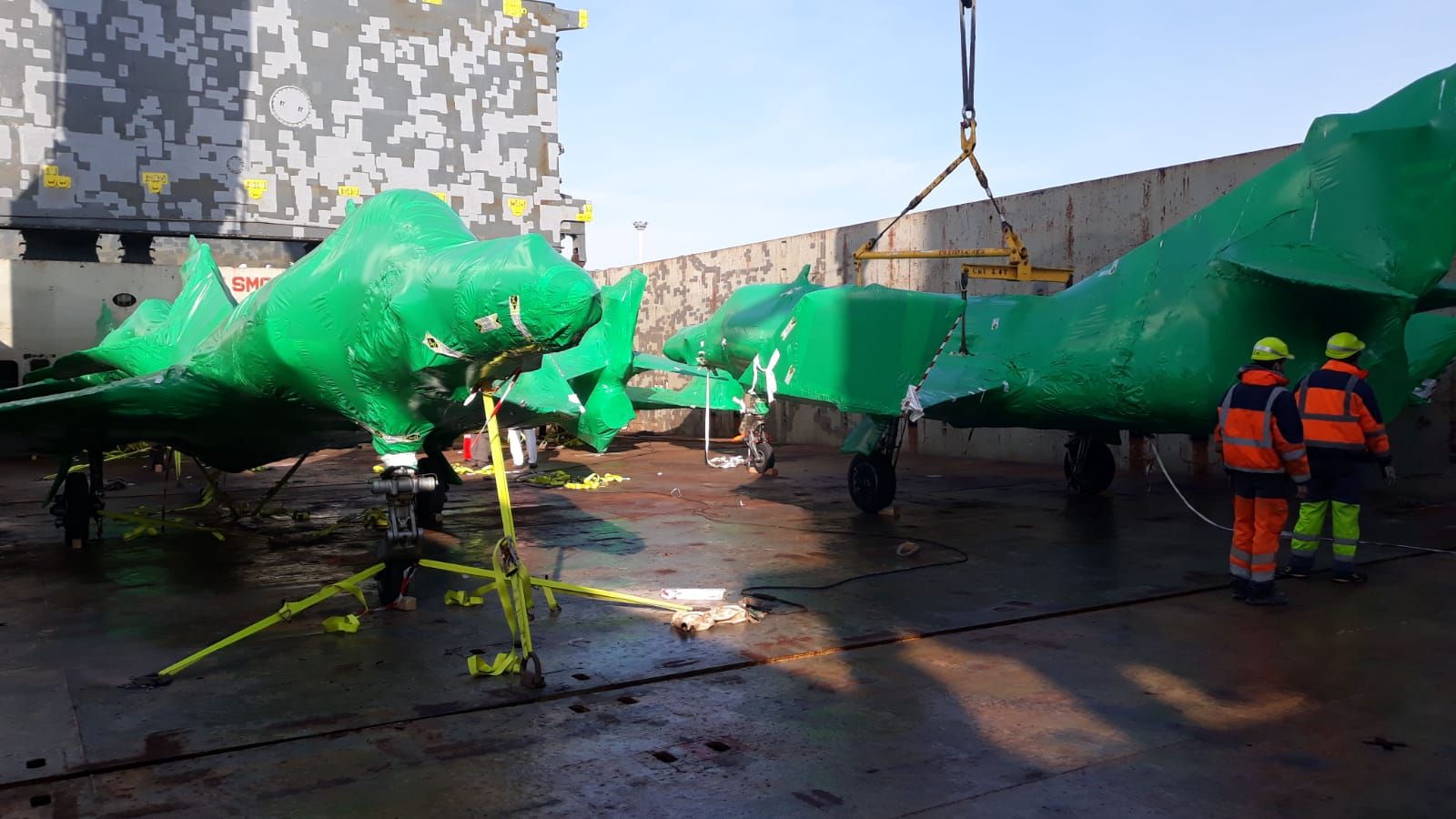 El aviÃ³n restaurado y totalmente cubierto para la protecciÃ³n puede buscarse en la bodega del barco que los transportes a BahÃ­a Blanca.  