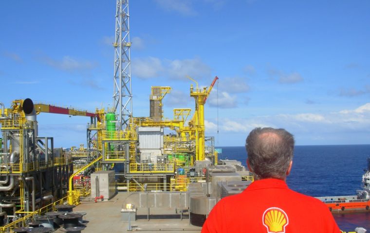 Shell will not focus its operations and investments only in the oil sector, and will pursue opportunities in natural gas, biofuels, and solar energy, van Beurden said