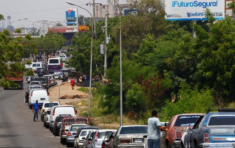 In San Cristóbal, close to the Colombian border, National Guard soldiers in anti-riot gear limited gasoline sales to 40 liters per vehicle