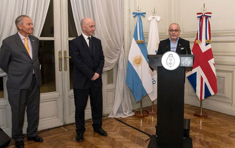 Argentine Foreign minister Jorge Faurie, British ambassador Mark Kent and the president of ABCC, Julian Rooney (L) announcing the event  