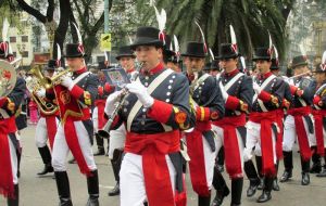 A military band from the Patricios Infantry Regiment played the Argentine national anthem and the Malvinas March in the heart of Buenos Aires financial district  
