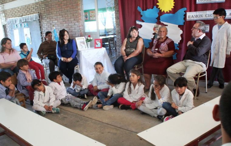 Monica Gomez (right), aunt of Ramon and who raised him, next to researcher Florencia Conde and the children from a rural school in the province of Corrientes