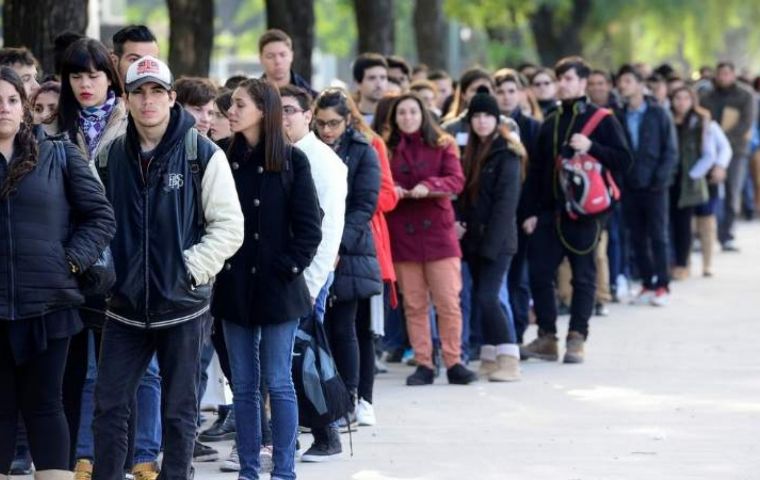 This means 1.920.000 urban Argentines are without a job, 220.000 more than a year ago, and if rural workers are included the final figure could be two million