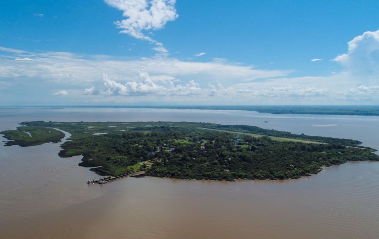 To the north of Martin Garcia, another sedimentary island, Timoteo Dominguez, started to emerge finally encroaching and joining the original Martin Garcia island. 