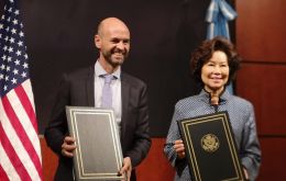 The agreement was signed in Washington by U.S. Transportation Secretary Elaine Chao and Argentine Minister of Transport Guillermo Dietrich.