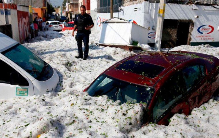 While children scampered around and hurled ice-balls at each other, Civil Protection personnel and soldiers brought out heavy machinery to clear the roads.