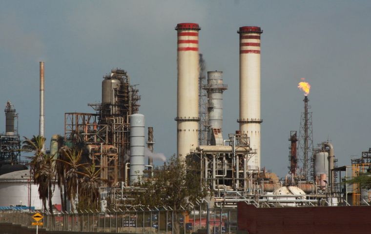Luis Stefanelli, a deputy in the National Assembly revealed there was a “general blackout” at the Amuay and Cardon refinery complex Saturday night.