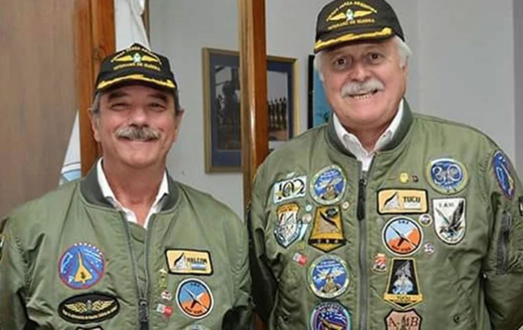 The two pilots in their full gear at the start of the conference 