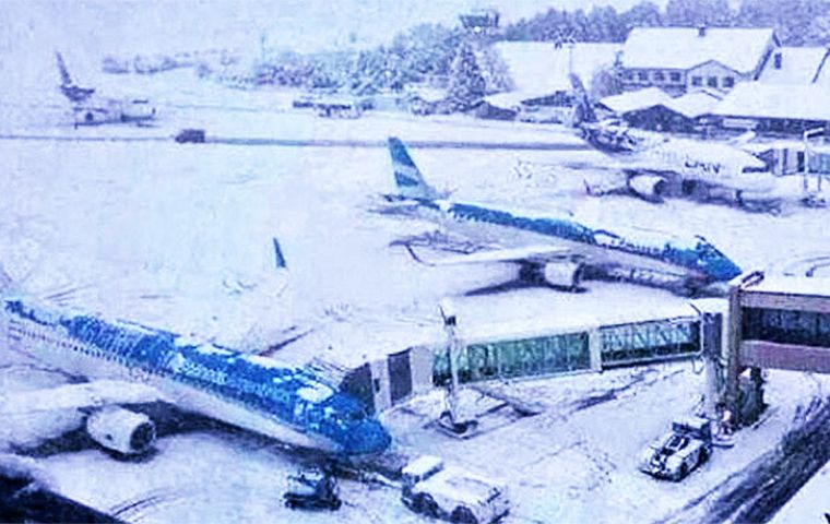Heavy snow and bad weather Saturday had led Bariloche to close the airport and halt all transport services.