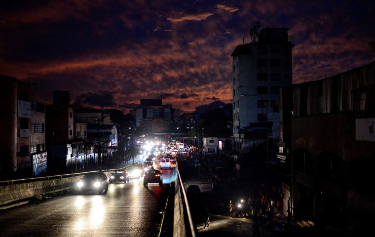  The state-owned power company CORPOELEC only reported a breakdown affecting sectors of Caracas.