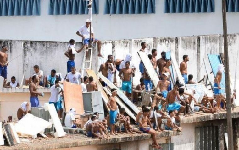  Brazilian TV stations showed footage of thick black smoke rising from the prison compound and people sitting on the roof of a building