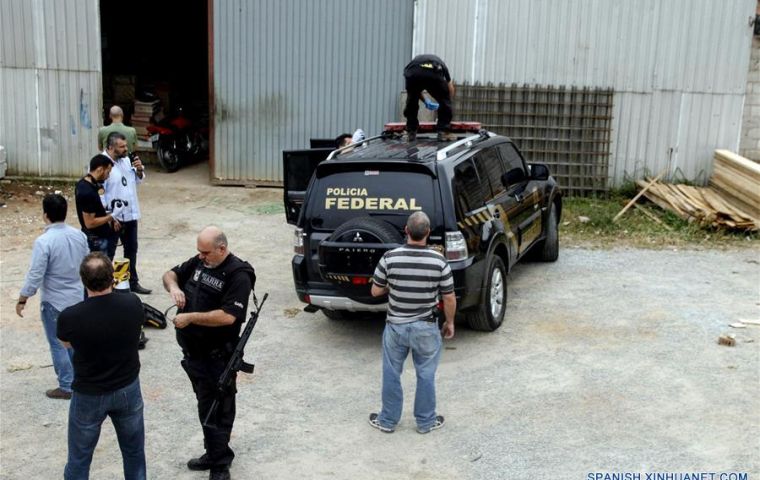 The cargo theft, valued at over 30 million dollars was committed last Thursday by a group of heavily armed bandits disguised as agents of the Brazil Federal Police