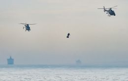 Flanked by three helicopters, Zapata reached Britain after a stop on a boat halfway through the 35-km crossing to refuel, and landed safely in Saint Margaret's Bay