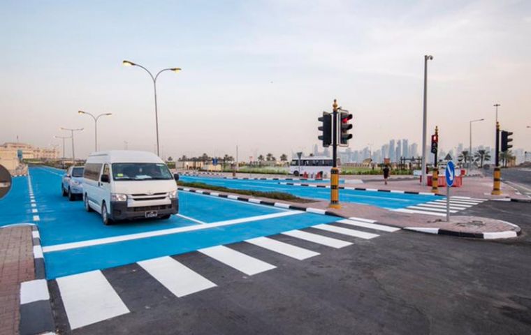 Doha engineers believe that painting asphalt will help reduce its temperature by 15-20 degrees, as well as increase the service life of the coating.