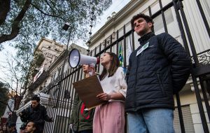 Fridays For Future and Climate Save were the organizers of the demonstration in the Uruguayan capital under proclamations read at the beginning and the end of the event. Photo: Sebastián Astorga