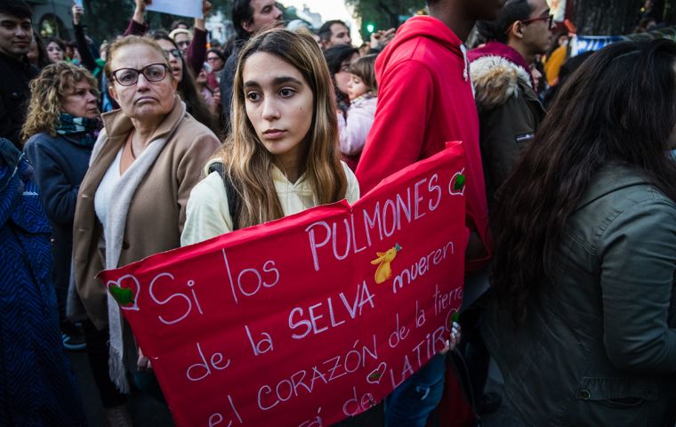 The concentration was aimed at informing about what is happening in the Amazon and demanding that this situation be addressed. Photo: Sebastián Astorga