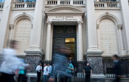The central bank sold a total US$387 million in reserves in four auctions during the day, aimed at stabilizing the peso