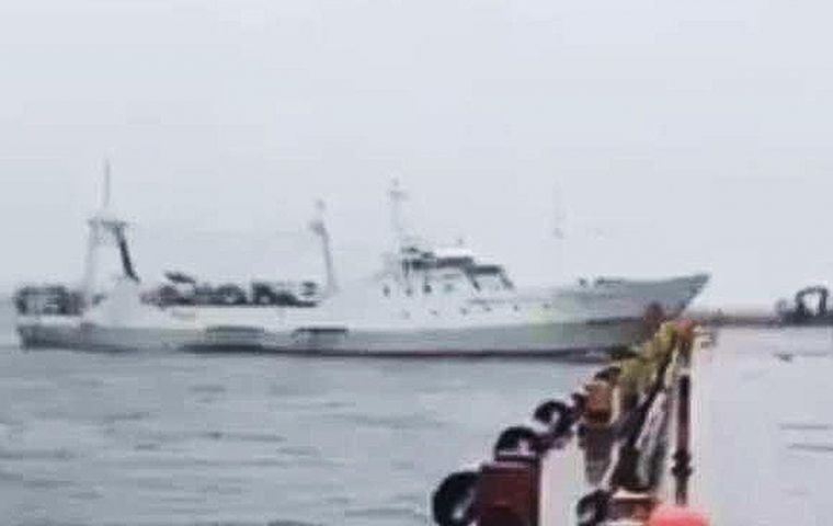 Reefer trawler Pesca Vaqueiro colliding with FIPASS  in Stanley, Falkland Islands