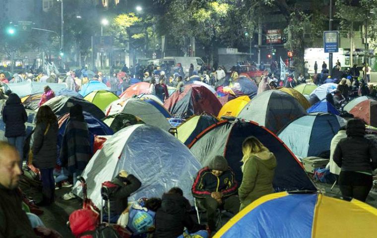 The demonstrators, who plan to camp for 48 hours in the heart of the city, say rampant inflation has left many of the poorest Argentines struggling to buy food.