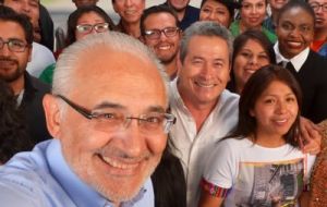 Speaking in Santa Cruz Mesa told his followers: “On October 20, Bolivia will defeat almost 14 years of authoritarianism.” His supporters chanted “Democracy!”