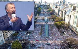The turnout was estimated according to the media between 350.000 and 450.000, an impressive number, but such political rallies are not unusual in Argentine history