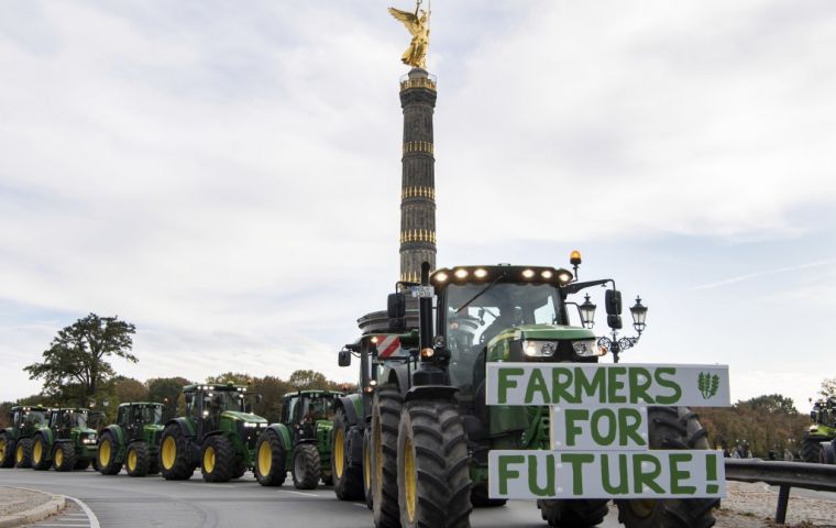 Long convoys of tractors held up traffic at the main protest sites in Berlin and Bonn, both home to federal government offices