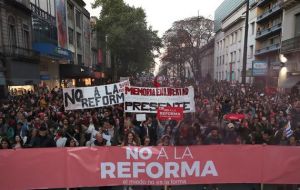 The movement “No to the reform” marched yesterday on the Montevideo’s avenue 18 de Julio and summoned thousands of people. The event was attended by the official candidate, Daniel Martinez.