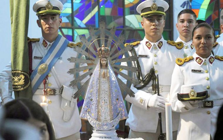 The Virgin of Lujan is received in Ezeiza with full military and religious honors 