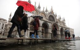 The exceptionally intense “acqua alta,” or high water, peaked at 1.87m late Tuesday, forcing stranded tourists to wade through rapidly rising waters