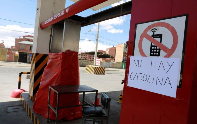 The scene is repeated at just about every gas station in La Paz, Bolivia's administrative capital and ground zero of a red hot political crisis.