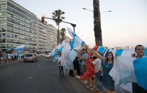 The militants of the “multicolor coalition” of five parties assembled by Lacalle Pou now scheduled the party celebration for this Friday evening. (Image: Sebastián Astorga)