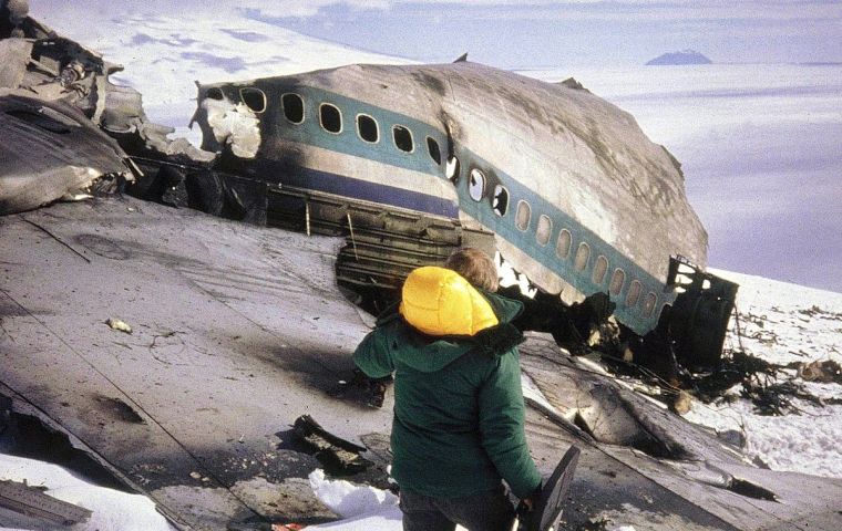 Shortly before 1pm, the plane's proximity alarms went off. With no time to pull up, six seconds later the plane ploughed straight into the side of Mt Erebus.