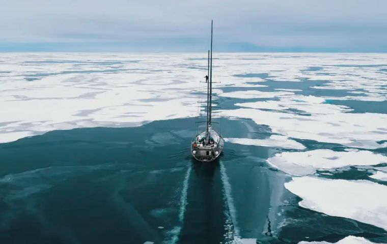 They reached the sea ice on Sep 12 and have since been travelling on skis, pulling sledges with supplies behind them.