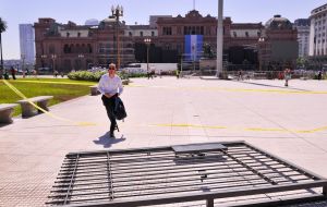 Fernández requested the removal of the fence that served as a barrier between the Plaza de Mayo and the Casa Rosada so that the square serves to “end the divisions and unite Argentina.”