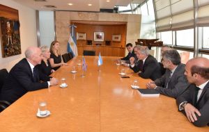 The British delegation met with the Minister of Foreign Affairs, Felipe Solá. (Argentine Foreign Ministry)