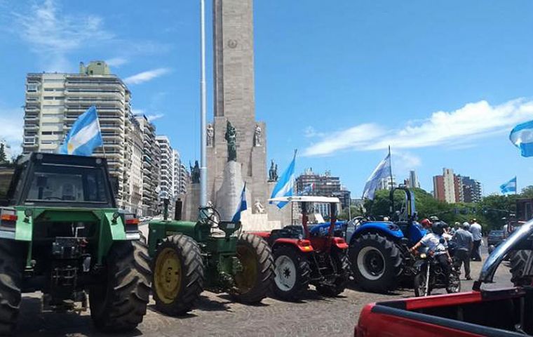 According to the self convened farmers, some 60 tractors and over a hundred vans have met at the town of Bell Ville, while the column heading for Rosario is made up of over 300 tractors, farm equipmen