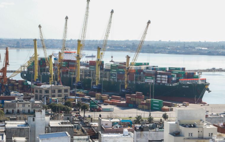In a joint operation between the navy and customs, four soy flour containers packed with bags of cocaine were seized after showing “anomalies” in scanners 