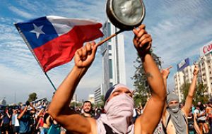 On Friday thousands gathered to bang pots and pans and chant anti-government slogans in the central Plaza Italia, with a massive deployment of police
