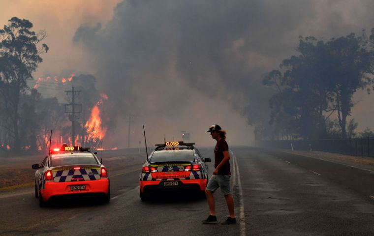 With the mercury set to top 40 degrees Celsius in Melbourne, authorities urged an estimated 30,000 tourists to leave East Gippsland, an area half the size of Belgium.